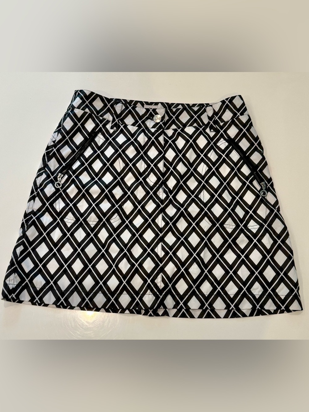Daily Sports Black and White Diamond-Print golf skirt size 2